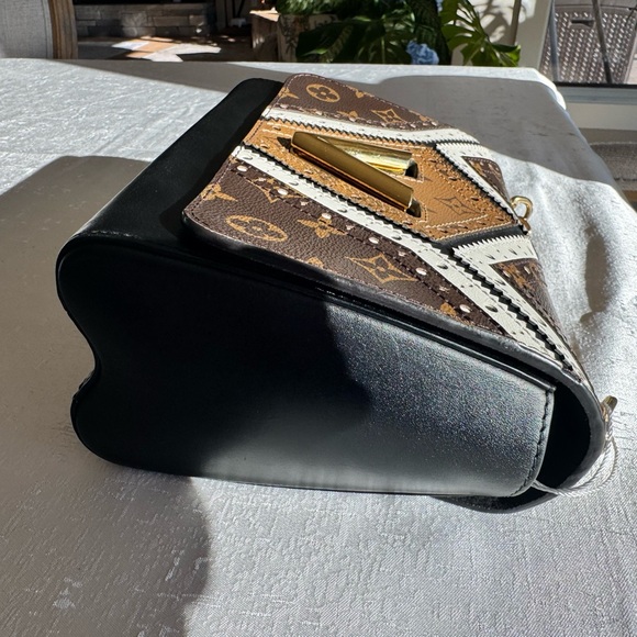 Louis Vuitton Limited edition Twist monogram Geometric Shoulder-cross body Bag. - Picture 10 of 16